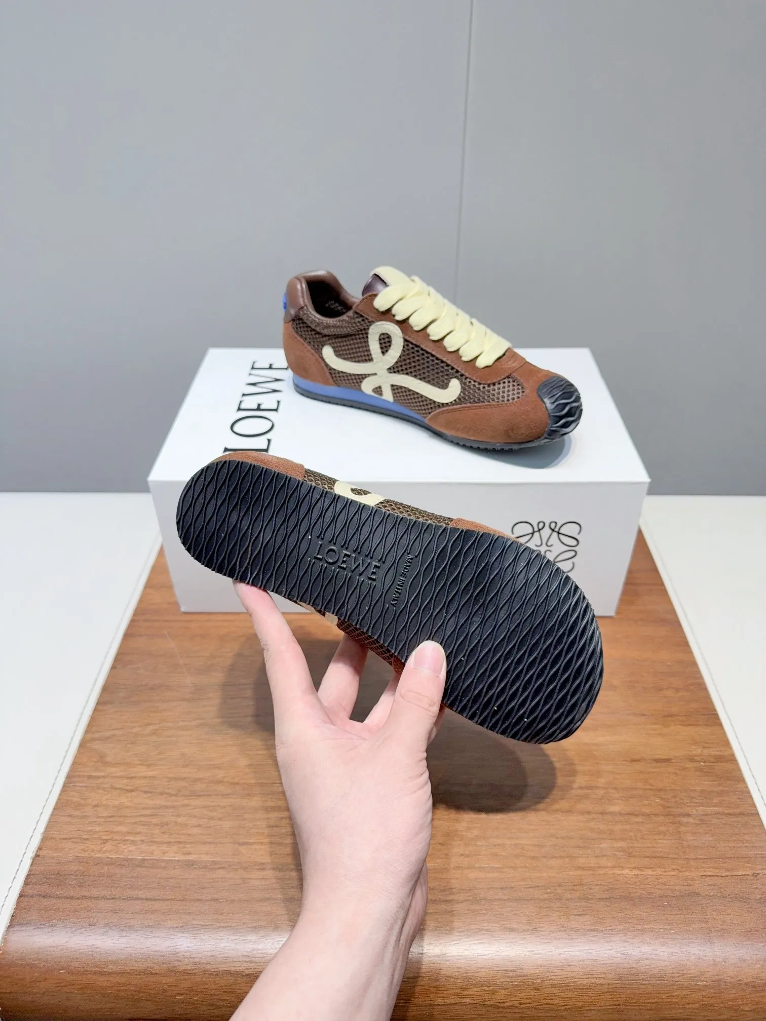 👟👟Ex-factory price 560👟👟 Loewe LOEW- 2025 mesh moral training shoes Super awesome Asymmetric toe shape, as LOEWE's signature design Super soft, lightweight and flexible sole, new wave texture rubber outsole, extending to the toe, upgraded soft leather lining and footbed to provide maximum comfort, 3D injection molded rubber LOEWE logo on the heel Fully open mold matching material Size: 35-40 (custom-made for 40 women, non-refundable)